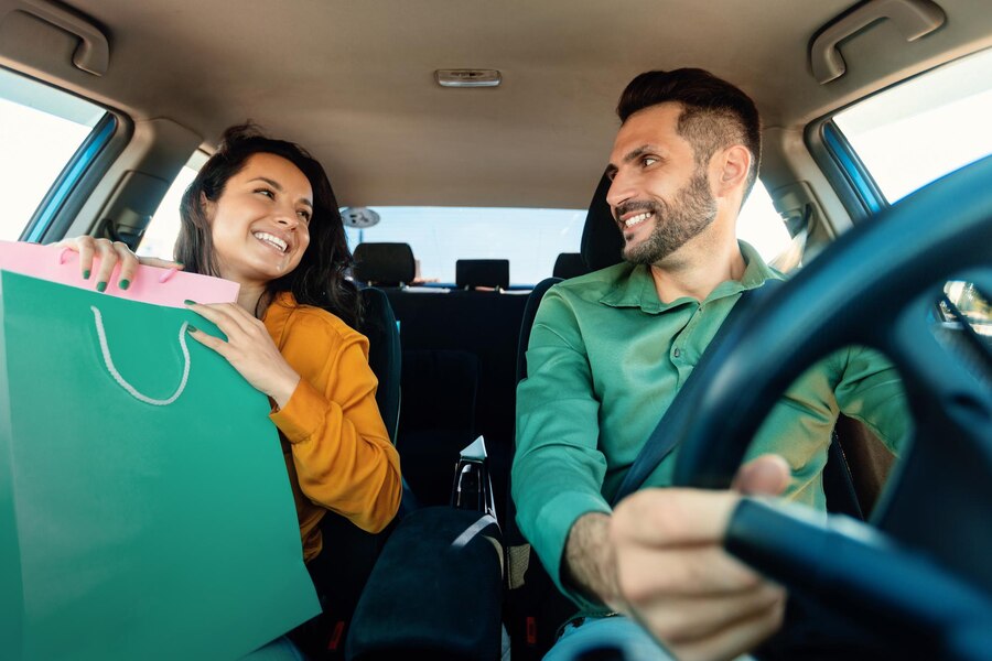 felices conyuges europeos sentados coche despues ir compras mujer sosteniendo coloridas bolsas papel 116547 76742