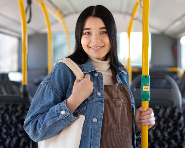 mujer sonriente tiro medio autobus 23 2148989566
